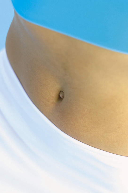 西方人,腹部,一个人,站,竖图,室内,特写,白天,正面,欧洲,欧洲人,仅一个年轻女性,仅一个女性,仅一个人,阴影,服装,光线,影子,休闲装,裸露,衣服,阳光,站着,休闲,休闲服,肚脐眼,服饰,裸,年轻女性,女人,女性,白种人,腹,肚子,站立,半身,彩图