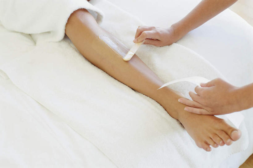 西方人,手,腿部,脚,脚趾,脚趾甲,腿,两个人,按摩师,横图,俯视,室内,特写,白天,按摩,美容,床,欧洲,欧洲人,双手,护肤,握,阴影,光线,纺织物,影子,床单,光脚,被子,顾客,毛巾,清洁,保养,享受,休闲,赤脚,手部,放松,脱毛,握着,SPA水疗,保健,温泉浴场,单人床,保暖,被单,透气,养颜,指压,防水,主顾,储水,耐磨,吸水,年轻女性,女人,女性,白种人,脚指甲,技师,矿泉疗养地,半身,彩图,高角度拍摄,水疗,推拿