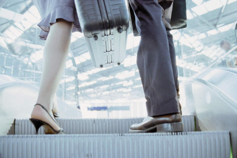 西方人,两个人,伙伴,朋友,商务人士,商务男性,商务女性,站,横图,室内,特写,白天,仰视,高跟鞋,衬衫,时尚,友谊,安全,合作,团队,天花板,电梯,鞋子,照明,欧洲,欧洲人,握,阴影,套装,光线,影子,电动扶梯,灯光,自动扶梯,运输工具,顶灯,灯,一个,箱子,灯具,站着,保险箱,战略,握着,单个,保护,照亮,照明设备,时髦,保险,商务装,私密,工薪阶层,联合,合谋,时兴,配合,协作,男人,男性,女人,女性,中年男性,中年女性,白种人,白领,上班族,站立,半身,彩图,低角度拍摄,衬衣,皮鞋,扶手电梯,升降设备,运输带,自动行人电梯,电扶梯