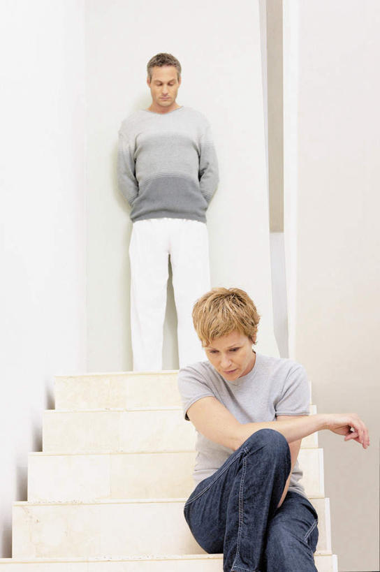 西方人,两个人,夫妻,站,坐,竖图,室内,白天,仰视,爱情,楼梯,欧洲,欧洲人,服装,生气,阶梯,墙,浪漫,注视,休闲装,墙壁,墙面,台阶,衣服,白色,观察,看,站着,休闲,休闲服,恩爱,搭,恋人,服饰,观看,察看,气愤,搭着,关注,负气,怄气,男人,男性,女人,女性,中年男性,中年女性,白种人,夫妇,情侣,站立,坐着,半身,彩图,低角度拍摄,伴侣