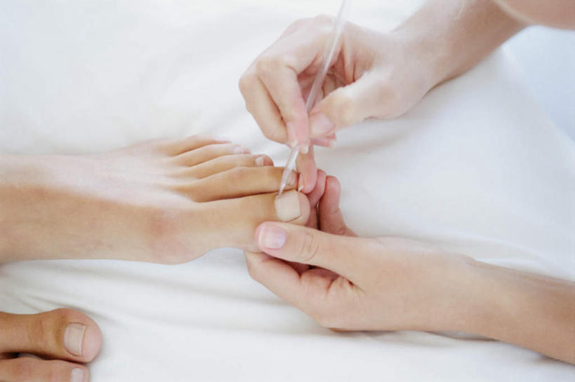 西方人,手,腿部,脚,脚趾,脚趾甲,腿,两个人,伙伴,朋友,躺,横图,俯视,室内,特写,白天,友谊,床,欧洲,欧洲人,双手,握,阴影,朦胧,模糊,光线,影子,床单,拿,拿着,注视,光脚,被子,裸露,观察,看,赤脚,手部,握着,单人床,观看,察看,被单,关注,裸,指甲钳,卧着,友情,年轻女性,女人,女性,白种人,脚指甲,躺着,卧,半身,彩图,高角度拍摄