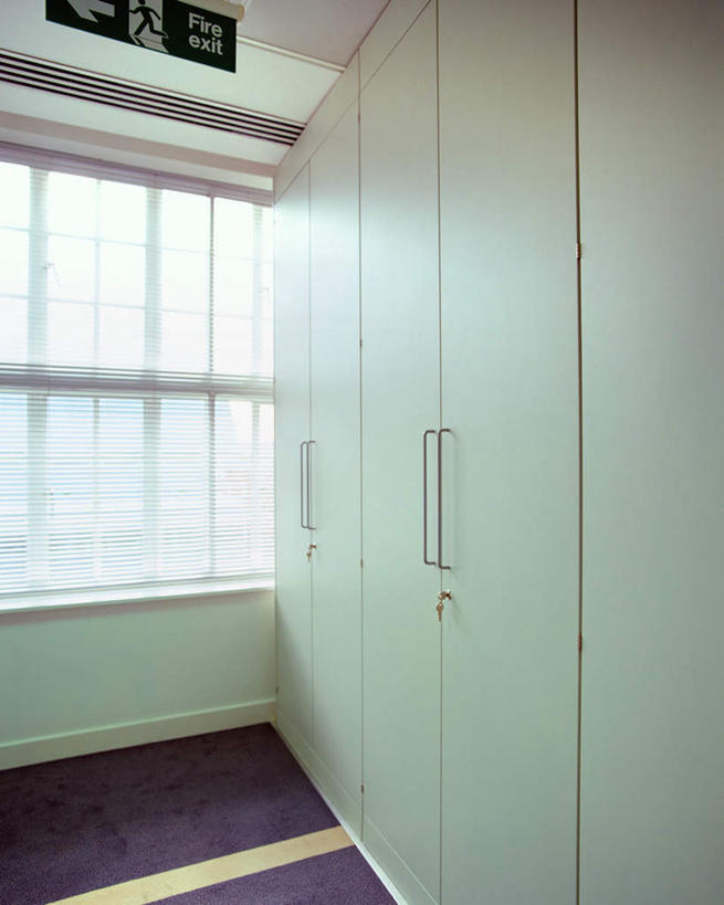 无人,办公室,竖图,室内,白天,正面,窗户,柜子,门,静物,一排,许多,出口,阴影,整齐,光线,材料,档案,文件,影子,墙,玻璃窗,墙壁,墙面,排列,资料,门框,队列,文档,档案柜,彩图