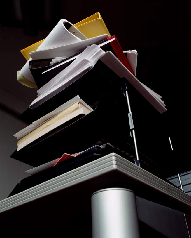 无人,办公室,竖图,室内,特写,白天,仰视,家具,桌子,静物,一堆,许多,阴影,堆叠,堆积,光线,材料,档案,文件,影子,办公桌,资料,堆,文档,办公家具,彩图,低角度拍摄