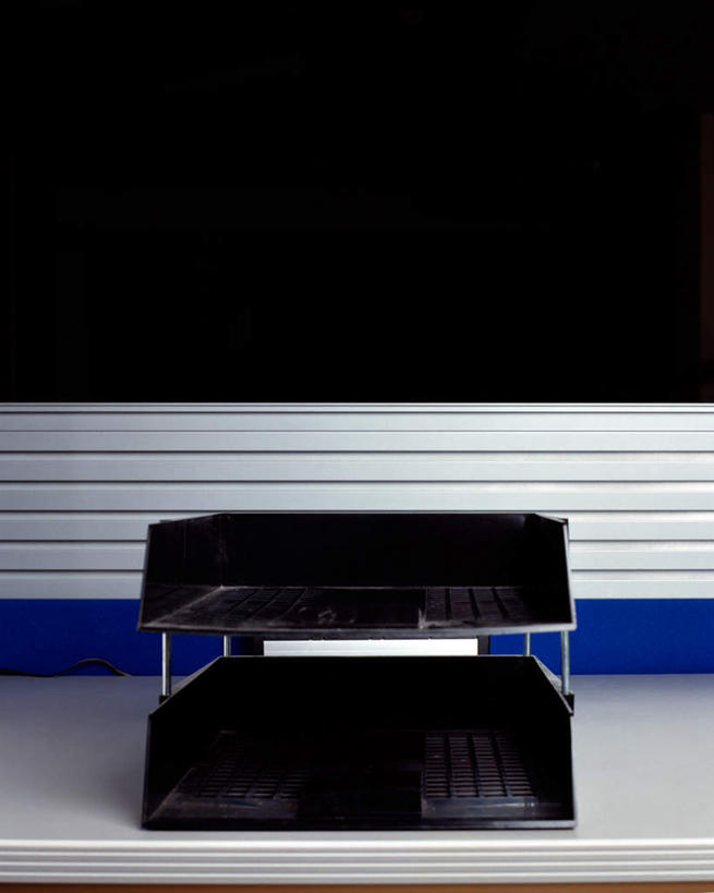 无人,办公室,竖图,室内,特写,白天,正面,家具,桌子,静物,阴影,黑色背景,光线,影子,办公桌,两个,文件架,资料架,办公家具,文件框,文件盘,文件托盘,文件座,资料档,资料座,彩图