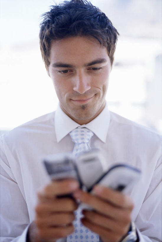 西方人,一个人,商务人士,商务男性,站,笑,打电话,微笑,竖图,室内,白天,正面,衬衫,电话,手机,欧洲,欧洲人,仅一个男性,仅一个人,握,阴影,套装,朦胧,模糊,光线,影子,注视,通讯设备,仅一个年轻男性,观察,看,站着,握着,观看,察看,关注,商务装,工薪阶层,三部,交流,男人,男性,年轻男性,白种人,白领,上班族,沟通,通话,站立,半身,彩图,衬衣