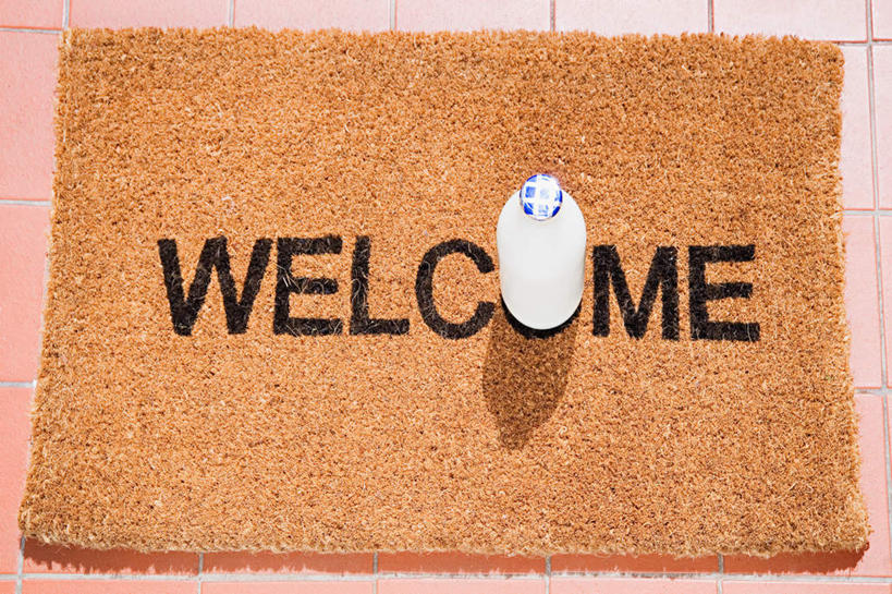 牛奶,无人,横图,俯视,室外,白天,地毯,一排,阴影,整齐,装饰,编织,光线,英文,标志,瓷砖,地砖,罐子,文字,影子,字符,手工艺品,字母,织物,地面,饮品,营养,标识,玻璃制品,饮料,排列,一个,阳光,玻璃瓶,瓶子,工艺品,英文字母,华丽,修饰,点缀,乳制品,奶,队列,衬托,美观,雅致,雅观,安神,彩图,高角度拍摄