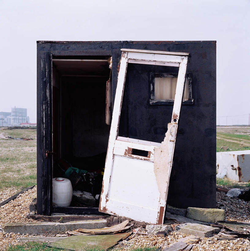 无人,家,木屋,农田,竖图,室外,白天,正面,旅游,度假,庄稼,农作物,草地,草坪,美景,植物,门,阴影,光线,桶,影子,塑料,景观,破坏,娱乐,破损,住宅,草,绿色,天空,阳光,自然,容器,塑料制品,门框,天,享受,休闲,景色,放松,晴朗,储藏,塑料桶,损坏,储存,自然风光,万里无云,一栋,晴空,晴空万里,彩图,耕地,庄稼田,茅舍,茅屋,棚屋,小木屋,小屋,贮存