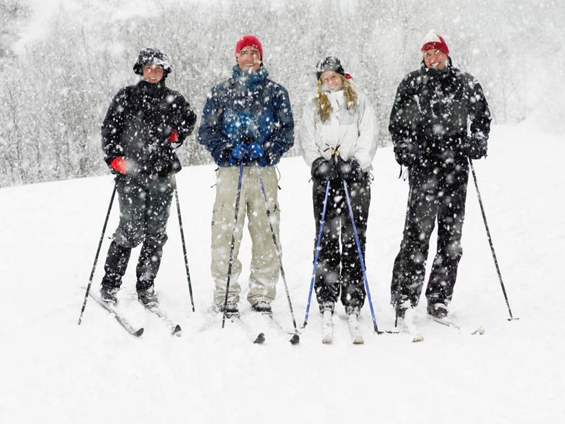 西方人,四个人,伙伴,朋友,站,横图,室外,白天,正面,友谊,雪,大雪,帽子,欧洲,欧洲人,握,阴影,服装,光线,工具,器材,影子,积雪,雪景,冬季,冬天,注视,休闲装,运动器械,衣服,阳光,观察,看,站着,休闲,休闲服,器械,健身器械,寒冷,握着,服饰,拐杖,观看,滑雪板,滑雪杖,察看,关注,健身器材,滑雪装备,棉帽,严寒,辅助设备,友情,男人,男性,年轻男性,年轻女性,女人,女性,白种人,站立,彩图,全身,运动器材
