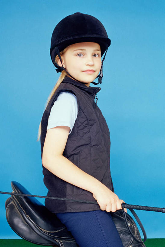 西方人,儿童,一个人,坐,笑,微笑,竖图,室内,白天,侧面,纯洁,帽子,欧洲,欧洲人,仅一个女性,仅一个人,握,阴影,蓝色背景,服装,光线,影子,拿,拿着,扭头,注视,休闲装,礼帽,小孩,衣服,观察,看,转头,仅一个小孩,休闲,休闲服,可爱,童年,童趣,握着,摄影,服饰,影棚,观看,察看,关注,马鞭,童真,烂漫,无邪,马具,天真,女孩,女人,女性,白种人,孩子,坐着,半身,彩图,影棚拍摄,拍摄,女生