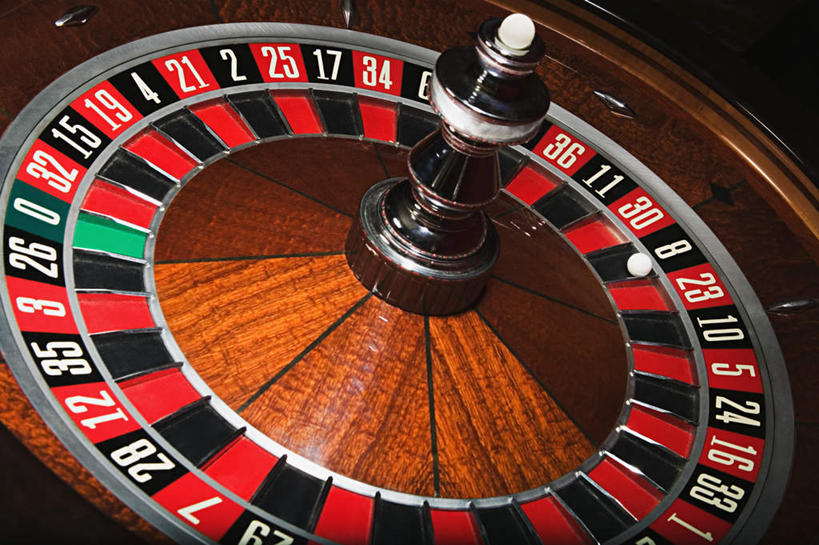 无人,横图,室内,特写,白天,正面,游戏,赌博,贪欲,竞争,静物,阴影,光线,标志,数字,文字,影子,字符,塑料,玩,娱乐,标识,刺激,球,一个,白色,塑料制品,休闲,赌场,阿拉伯数字,单个,活动,轮盘,发泄,消遣,智力,赌具,博彩,投机,侥幸,欲望,宣泄,轮盘赌,玩耍,嬉戏,彩图,胜负,输赢,娱乐场