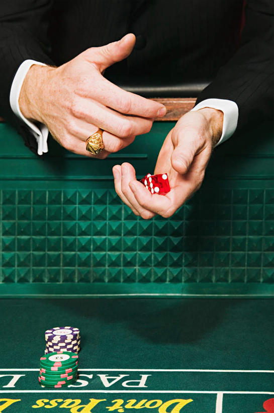 西方人,手,一个人,站,捧,竖图,室内,特写,白天,正面,爱情,游戏,赌博,贪欲,竞争,桌面,桌子,玩具,欧洲,欧洲人,双手,仅一个男性,仅一个人,一堆,许多,阴影,堆叠,堆积,服装,朦胧,模糊,光线,木制,标志,数字,骰子,文字,影子,字符,浪漫,玩,注视,休闲装,娱乐,标识,刺激,装饰品,排列,仅一个年轻男性,两个,衣服,绿色,戒指,木制品,饰品,首饰,观察,看,站着,休闲,手部,休闲服,恩爱,筹码,赌场,阿拉伯数字,服饰,观看,活动,堆,信物,计数,察看,权利,发泄,关注,消遣,智力,赌具,博彩,积累,累积,色子,投机,侥幸,欲望,投子,宣泄,手饰,筹马,摆列,记数,男人,男性,年轻男性,白种人,端,端着,捧着,手捧,玩耍,嬉戏,站立,半身,彩图,布列,分列,胜负,输赢,娱乐场