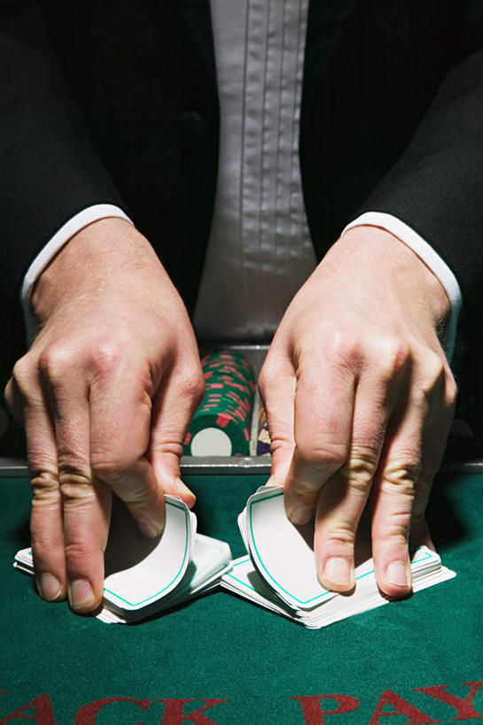 西方人,手,一个人,站,竖图,室内,特写,白天,正面,游戏,赌博,贪欲,竞争,纸牌,玩具,扑克,欧洲,欧洲人,双手,仅一个男性,仅一个人,握,阴影,服装,光线,影子,拿,玩,拿着,注视,休闲装,娱乐,刺激,仅一个年轻男性,衣服,观察,看,站着,休闲,手部,休闲服,握着,筹码,赌场,服饰,观看,活动,计数,察看,发泄,关注,消遣,智力,赌具,博彩,积累,累积,投机,侥幸,欲望,宣泄,筹马,记数,男人,男性,年轻男性,白种人,玩耍,嬉戏,站立,半身,彩图,胜负,输赢,娱乐场