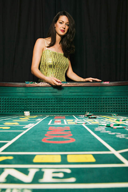 西方人,一个人,站,摸,竖图,室内,白天,正面,游戏,赌博,贪欲,竞争,桌面,桌子,玩具,欧洲,欧洲人,仅一个年轻女性,仅一个女性,仅一个人,一堆,许多,抚摸,阴影,堆叠,堆积,服装,光线,木制,标志,数字,文字,影子,字符,玩,注视,休闲装,娱乐,标识,刺激,排列,衣服,绿色,木制品,观察,看,站着,休闲,休闲服,筹码,赌场,阿拉伯数字,服饰,帷幕,观看,活动,堆,计数,察看,发泄,关注,消遣,智力,赌具,帷幔,幕布,幕帘,博彩,积累,累积,投机,侥幸,欲望,宣泄,筹马,摆列,帷幔布,记数,年轻女性,女人,女性,白种人,触摸,接触,玩耍,嬉戏,站立,半身,彩图,布列,分列,胜负,输赢,娱乐场