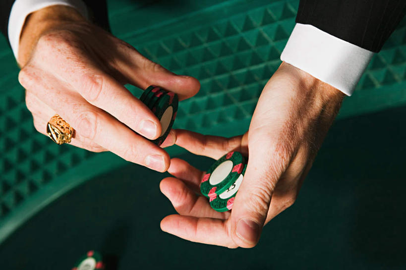 西方人,手,一个人,站,捧,横图,俯视,室内,特写,白天,爱情,游戏,赌博,贪欲,竞争,玩具,欧洲,欧洲人,双手,仅一个男性,仅一个人,握,阴影,服装,朦胧,模糊,光线,影子,浪漫,拿,玩,拿着,休闲装,娱乐,刺激,装饰品,仅一个年轻男性,衣服,戒指,饰品,首饰,站着,休闲,手部,休闲服,恩爱,握着,筹码,赌场,服饰,活动,信物,计数,权利,发泄,消遣,智力,赌具,博彩,积累,累积,投机,侥幸,欲望,宣泄,手饰,筹马,记数,男人,男性,年轻男性,白种人,端,端着,捧着,手捧,玩耍,嬉戏,站立,半身,彩图,高角度拍摄,胜负,输赢,娱乐场