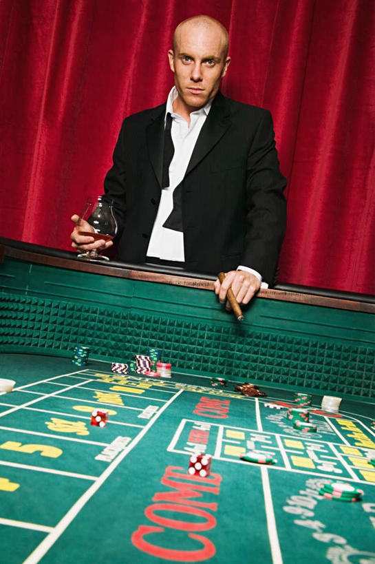 西方人,一个人,站,竖图,室内,白天,正面,游戏,赌博,贪欲,竞争,桌面,桌子,香烟,玩具,欧洲,欧洲人,仅一个男性,仅一个人,一堆,许多,握,阴影,堆叠,堆积,服装,光线,木制,标志,数字,文字,影子,字符,拿,玩,拿着,注视,休闲装,娱乐,标识,刺激,排列,仅一个年轻男性,衣服,绿色,木制品,观察,看,站着,享受,休闲,休闲服,雪茄,烟,握着,筹码,赌场,阿拉伯数字,服饰,帷幕,观看,活动,堆,计数,察看,发泄,关注,消遣,智力,赌具,帷幔,幕布,幕帘,博彩,积累,累积,投机,侥幸,欲望,宣泄,筹马,摆列,帷幔布,淡定,从容,记数,男人,男性,年轻男性,白种人,烟草,玩耍,嬉戏,站立,半身,彩图,布列,分列,胜负,输赢,娱乐场