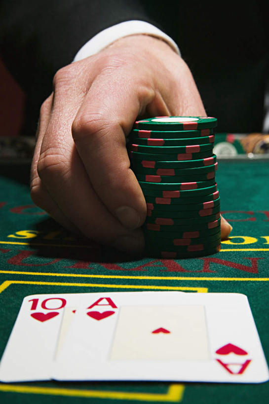 西方人,手,一个人,站,竖图,室内,特写,白天,正面,游戏,赌博,贪欲,竞争,桌面,桌子,纸牌,玩具,扑克,欧洲,欧洲人,仅一个男性,仅一个人,一堆,许多,握,阴影,堆叠,堆积,服装,朦胧,模糊,光线,木制,标志,数字,文字,影子,字符,拿,玩,拿着,注视,休闲装,娱乐,标识,刺激,排列,仅一个年轻男性,衣服,绿色,木制品,观察,看,站着,休闲,手部,休闲服,握着,筹码,赌场,阿拉伯数字,服饰,观看,活动,堆,单手,计数,察看,发泄,关注,消遣,智力,赌具,博彩,积累,累积,投机,侥幸,欲望,宣泄,筹马,摆列,记数,男人,男性,年轻男性,白种人,玩耍,嬉戏,站立,半身,彩图,布列,分列,胜负,输赢,娱乐场