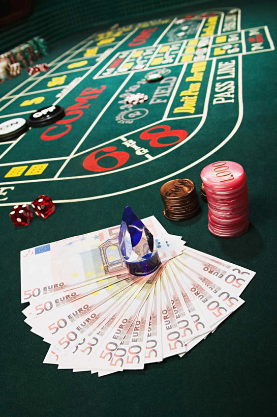 无人,竖图,室内,白天,正面,游戏,赌博,贪欲,竞争,钱,桌面,桌子,静物,玩具,一堆,许多,阴影,堆叠,堆积,朦胧,模糊,光线,木制,标志,钱币,数字,文字,影子,字符,欧元,玩,娱乐,标识,刺激,排列,绿色,木制品,休闲,钞票,筹码,金融,纸币,赌场,阿拉伯数字,经济,活动,堆,计数,发泄,消遣,智力,赌具,博彩,流通,积累,累积,纸钞,贸易,投机,侥幸,欲望,宣泄,筹马,摆列,镇纸,记数,压尺,镇尺,纸镇,货币,现金,玩耍,嬉戏,彩图,布列,分列,胜负,输赢,娱乐场