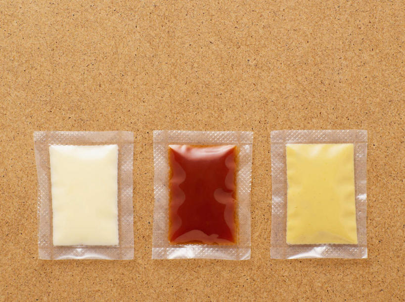 无人,横图,俯视,室内,特写,白天,餐桌,桌子,袋子,一排,阴影,整齐,光线,影子,塑料,调料,调味品,调味料,番茄酱,排列,三个,塑料制品,餐台,队列,塑封,蛋黄酱,芥末酱,彩图,高角度拍摄,密封袋,塑封袋