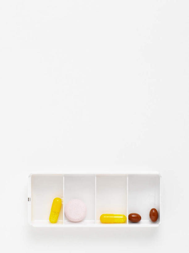 无人,竖图,俯视,室内,特写,白天,白色背景,安全,五个,许多,阴影,光线,药剂,药丸,影子,塑料,防护,胶囊,药片,盒子,容器,塑料制品,药品,治疗,摄影,影棚,储藏,保护,药物,医疗,储存,保险,预防,平安,彩图,高角度拍摄,影棚拍摄,拍摄,贮存