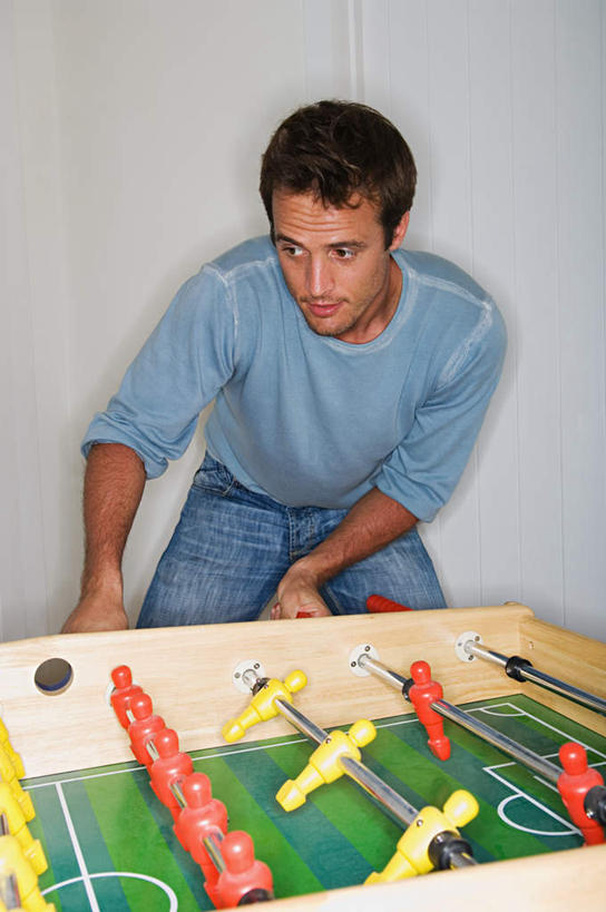 西方人,一个人,站,竖图,室内,白天,正面,锻炼,游戏,运动,足球,欧洲,欧洲人,仅一个男性,仅一个人,弯腰,握,阴影,服装,光线,影子,墙,拿,玩,拿着,注视,休闲装,娱乐,墙壁,墙面,仅一个年轻男性,衣服,白色,观察,看,站着,休闲,休闲服,握着,服饰,观看,活动,察看,发泄,关注,消遣,智力,桌式足球,桌上足球,宣泄,弯身,体育,男人,男性,年轻男性,白种人,玩耍,嬉戏,站立,半身,彩图,健身