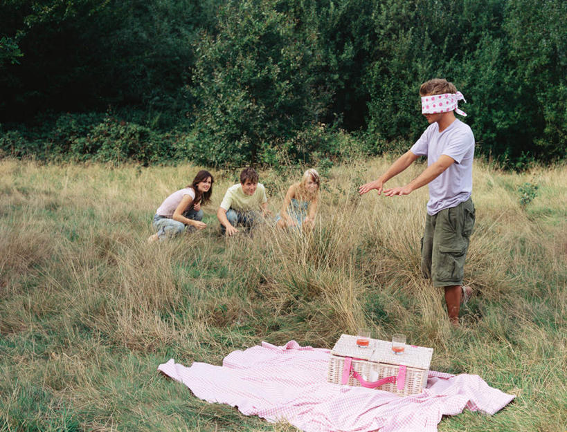 西方人,四个人,伙伴,朋友,站,蹲,交叉,横图,室外,白天,正面,游戏,友谊,植物,竹子,欧洲,欧洲人,竹制,服装,枯萎,编织,篮子,坐垫,枯草,玩,注视,休闲装,娱乐,草,树,树木,衣服,黄色,绿色,自然,竹篮,观察,看,站着,休闲,休闲服,服饰,生长,成长,观看,活动,竹条,交织,察看,竹制品,捉迷藏,发泄,关注,消遣,智力,宣泄,野餐垫,野餐地毯,多功能毯,食物篮,穿插,友情,男人,男性,年轻男性,年轻女性,女人,女性,白种人,蹲着,玩耍,嬉戏,站立,彩图,全身,野餐篮