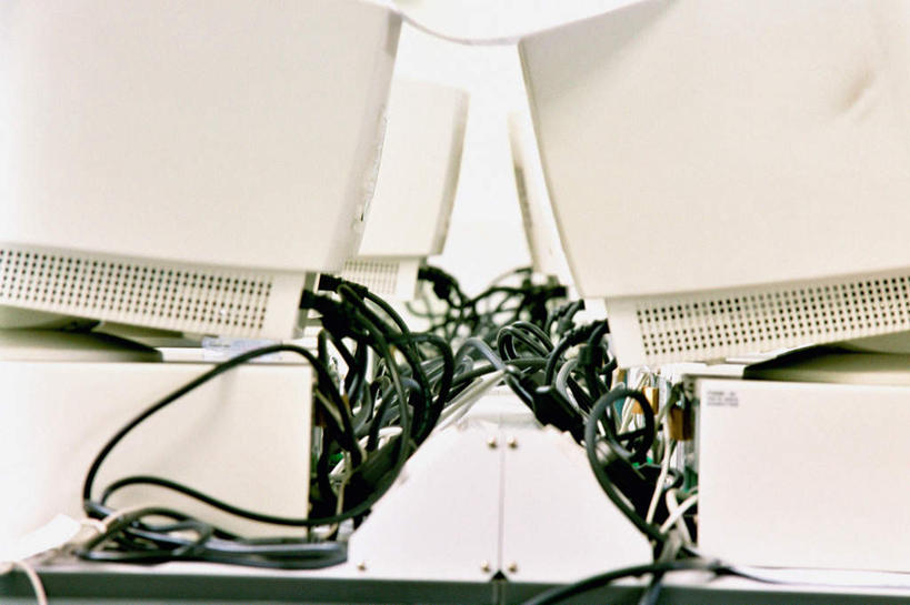 无人,横图,室内,白天,正面,电脑,显示器,鼠标,键盘,桌子,静物,阴影,朦胧,模糊,环绕,缠绕,电力,光线,网络,电线,线,影子,墙,电能,凌乱,线路,输入设备,通讯设备,书桌,墙壁,墙面,白色,课桌,台式电脑,捆绑,电,电源,电源线,混乱,通信设备,能量,纠缠,输出设备,四台,纷乱,缭乱,庞杂,彩图