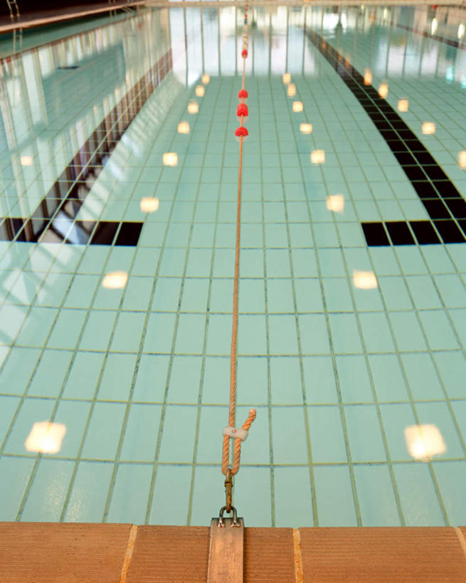 无人,体育馆,游泳池,运动场,竖图,室内,白天,正面,水,一排,阴影,整齐,并列,并排,光线,瓷砖,影子,水池,水面,体育场,泳池,排列,绳子,绳索,游泳馆,队列,平行,运动馆,彩图