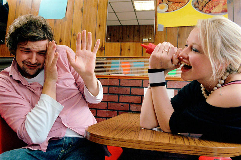 点心,西方人,两个人,坐,笑,微笑,露齿笑,横图,室内,白天,正面,爱情,下午茶,餐桌,桌子,欧洲,欧洲人,躲藏,握,服装,调料,酱料,酱汁,佐料,食品,调味品,浪漫,拿,调味料,拿着,注视,休闲装,番茄酱,酱,食物,糕点,衣服,观察,看,休闲,温暖,温馨,休闲服,恩爱,握着,恋人,服饰,餐台,观看,和睦,察看,躲避,关注,男人,男性,年轻男性,年轻女性,女人,女性,白种人,情侣,坐着,半身,彩图,伴侣,融洽,蛋糕