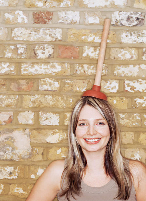 西方人,脸,头,脸颊,脖子,一个人,站,笑,微笑,露齿笑,竖图,室内,白天,正面,欧洲,欧洲人,仅一个年轻女性,仅一个女性,仅一个人,阴影,服装,光线,工具,影子,墙,注视,休闲装,肩膀,墙壁,墙面,衣服,观察,看,站着,休闲,休闲服,服饰,观看,察看,关注,马桶吸,疏导,疏通,厕所泵,厕所吸,皮搋子,皮踹子,水拔子,年轻女性,女人,女性,白种人,头部,脖,颈,颈部,脸部,脸蛋,面部,站立,半身,彩图