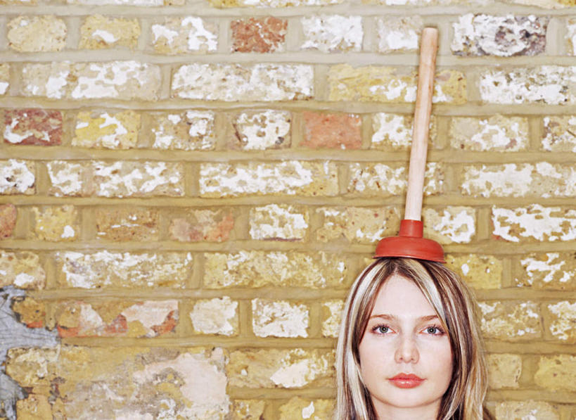 西方人,脸,头,脸颊,一个人,站,横图,室内,特写,白天,正面,欧洲,欧洲人,仅一个年轻女性,仅一个女性,仅一个人,阴影,服装,光线,工具,影子,墙,棕色,顶,注视,休闲装,砖墙,墙壁,墙面,一个,衣服,观察,看,站着,休闲,休闲服,服饰,单个,观看,察看,关注,马桶吸,疏导,疏通,厕所泵,厕所吸,皮搋子,皮踹子,水拔子,年轻女性,女人,女性,白种人,头部,脸部,脸蛋,面部,站立,半身,彩图