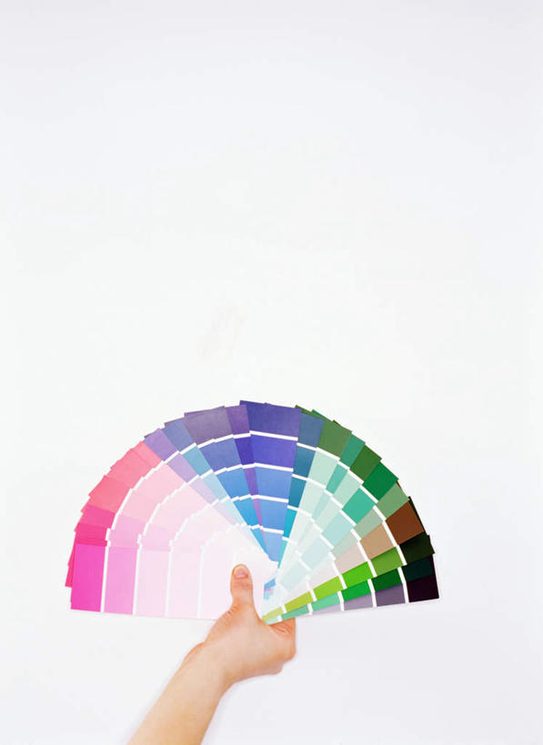 西方人,手,一个人,站,举,竖图,彩色,室内,特写,白天,白色背景,正面,欧洲,欧洲人,仅一个年轻女性,仅一个女性,仅一个人,许多,握,阴影,光线,影子,纸,拿,拿着,托,站着,手部,握着,摄影,影棚,色卡,五颜六色,单手,色彩斑斓,色板,卡纸,五彩缤纷,五彩斑斓,五光十色,年轻女性,女人,女性,白种人,举起,举手,举着,向上举,向上伸,向上托,站立,半身,彩图,影棚拍摄,拍摄