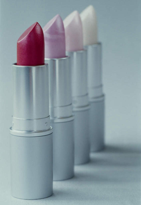 无人,竖图,室内,特写,白天,正面,化妆,美容,静物,一排,护肤,阴影,灰色背景,整齐,光线,影子,排列,唇彩,唇膏,口红,保养,享受,休闲,放松,保健,四支,摄影,影棚,队列,养颜,彩图,影棚拍摄,拍摄