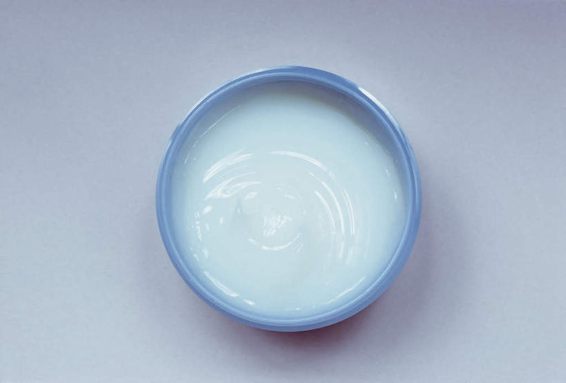 无人,横图,俯视,室内,特写,白天,白色背景,化妆,美容,静物,护肤,阴影,美白,光线,影子,塑料,一个,白色,化妆品,容器,塑料制品,碗,清洁,保养,享受,休闲,面膜,放松,去角质,保健,摄影,影棚,单个,保湿,储藏,滋润,护肤品,储存,去死皮,舒缓,养颜,膏状,膏状面膜,去污,控油,紧肤,嫩肤,祛痘,去痘,祛角质,抗衰,再生,增白,补水,祛斑,抗皱,防皱,除皱,去皱,彩图,高角度拍摄,影棚拍摄,拍摄,贮存