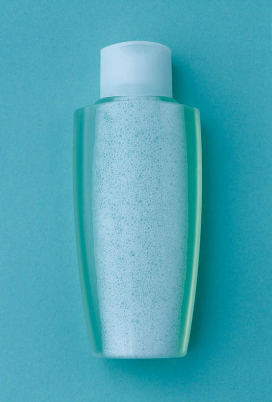 无人,竖图,俯视,室内,特写,白天,静物,护肤,阴影,蓝色背景,光线,影子,一个,瓶子,塑料制品,日用品,洗浴用品,清洁,保养,享受,休闲,沐浴乳,塑料瓶,放松,保健,摄影,影棚,单个,沐浴露,护肤品,舒缓,养颜,去污,紧肤,嫩肤,洗涤,彩图,高角度拍摄,影棚拍摄,拍摄