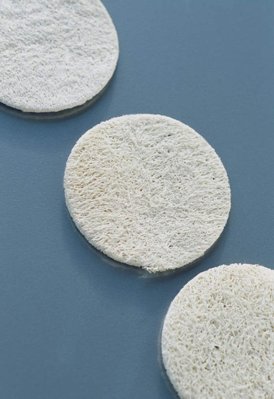 无人,竖图,俯视,室内,特写,白天,化妆,美容,静物,一排,护肤,阴影,灰色背景,整齐,光线,海绵,影子,排列,三个,清洁,保养,享受,休闲,放松,保健,摄影,影棚,队列,养颜,洗脸海绵,洗脸扑,洗脸绵,彩图,高角度拍摄,影棚拍摄,拍摄