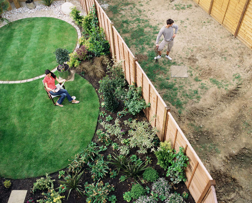 西方人,两个人,邻居,伙伴,朋友,花园,栏杆,站,坐,横图,俯视,室外,白天,阅读,友谊,草地,草坪,花圃,植物,报纸,椅子,欧洲,欧洲人,握,学习,阴影,服装,光线,铲子,影子,栅栏,木椅,篱笆,围栏,拿,拿着,扭头,注视,休闲装,手叉腰,护栏,草,树,树木,衣服,绿色,自然,叉腰,低头,观察,看,站着,转头,休闲,休闲服,浏览,握着,服饰,生长,成长,观看,张开双腿,察看,关注,展开双腿,友情,男人,男性,年轻男性,年轻女性,女人,女性,白种人,小花园,站立,坐着,彩图,高角度拍摄,全身,伸展双腿