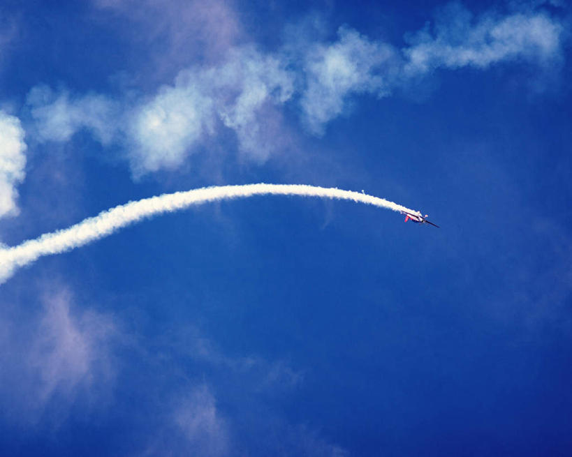 无人,横图,室外,白天,仰视,飞机,飞翔,阴影,飞行,光线,影子,烟雾,云,云朵,交通,翱翔,云彩,航空,飞,蓝色,白云,蓝天,天空,阳光,交通工具,天,运输,一架,晴朗,污染,废气,载具,飞机尾迹,喷气式飞机,尾迹云,机尾云,飞机拉烟,云带,尾迹,机尾迹,飞机尾气,晴空,彩图,低角度拍摄