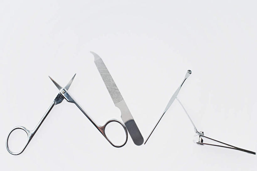 无人,横图,俯视,室内,特写,白天,白色背景,金属制品,一排,修剪,阴影,整齐,光线,金属,工具,剪刀,影子,排列,四个,美甲,摄影,影棚,锉刀,裁剪,剪子,剪裁,切割,队列,指甲锉,锉子,美甲工具,彩图,高角度拍摄,影棚拍摄,拍摄