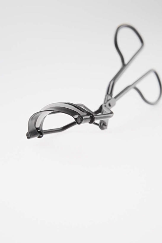 无人,竖图,俯视,室内,特写,白天,白色背景,化妆,美容,时尚,纯洁,金属制品,阴影,光线,金属,影子,银色,一个,睫毛夹,摄影,信仰,影棚,单个,美容工具,高贵,化妆工具,雅致,彩图,高角度拍摄,影棚拍摄,拍摄