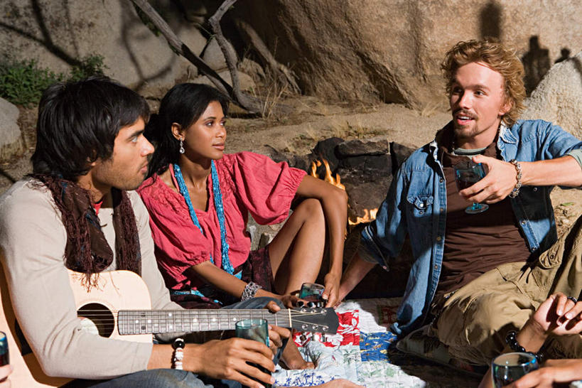 西方人,腿部,脚,脚趾,脚趾甲,腿,四个人,伙伴,朋友,坐,说,横图,室外,白天,正面,讨论,友谊,热情,石头,植物,杯子,餐具,火,项链,北京,欧洲,非洲,中国,黑人,欧洲人,亚洲,握,阴影,服装,光线,碟子,高脚杯,火焰,盘,石子,影子,枝条,吉他,乐器,弦乐器,红酒杯,首都,燃烧,拿,拿着,注视,休闲装,光脚,玻璃制品,装饰品,树,树木,树枝,一个,衣服,盘子,酒杯,饰品,首饰,碟,观察,看,休闲,赤脚,休闲服,握着,服饰,单个,观看,察看,关注,弹拨弦鸣乐器,东亚,中华人民共和国,北京市,京,北平,华北地区,虬枝,枝杈,地坛,地坛公园,方泽坛,交流,友情,男人,男性,年轻男性,年轻女性,女人,女性,白种人,非洲人,脚指甲,玻璃杯,石块,岩石,沟通,讲话,交谈,商讨,说话,谈话,坐着,半身,彩图,弹拨弦乐器