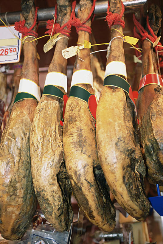 无人,商店,竖图,室内,白天,仰视,购物,消费,超市,一排,许多,吊挂,悬挂,整齐,英文,标签,标志,数字,文字,字符,字母,肉,很多,挂,标识,火腿,猪肉,猪手,猪蹄,猪爪,肉类,排列,金融,百货,阿拉伯数字,英文字母,队列,选购,贸易,肉食,百货公司,豚肉,血拼,猪脚,超级市场,大卖场,彩图,低角度拍摄,购物商场,购物中心,商业中心