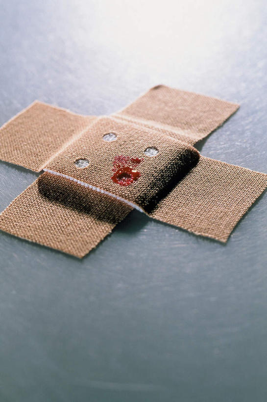 无人,竖图,俯视,室内,特写,白天,静物,阴影,光线,影子,一个,红色,医疗用品,血液,治疗,单个,医疗,医疗设备,胶布,止血,绷带,创可贴,彩图,高角度拍摄