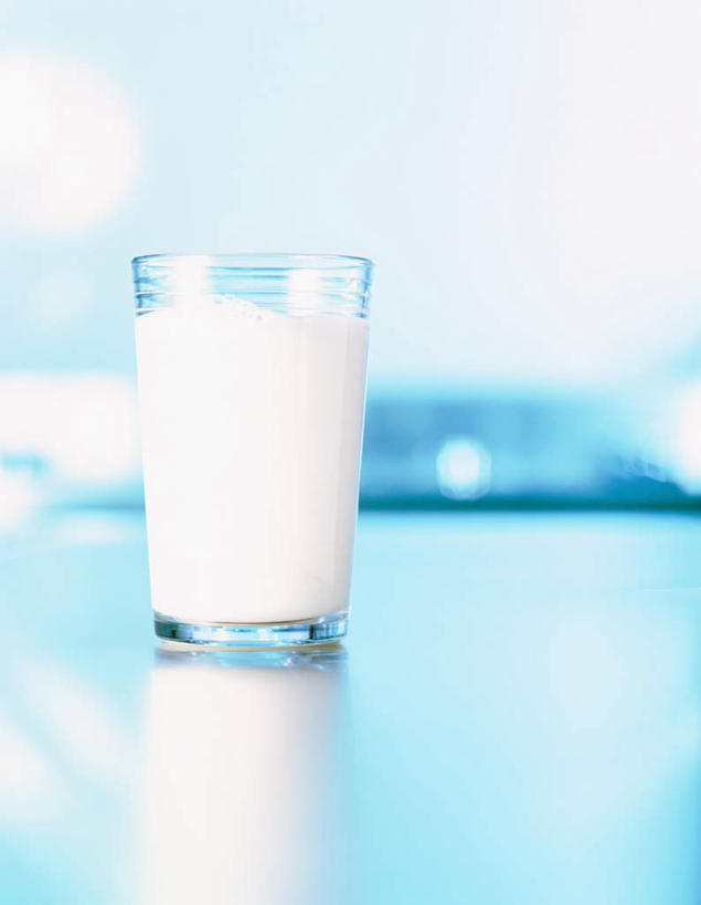 牛奶,无人,竖图,室内,特写,白天,正面,桌面,桌子,杯子,木制,饮品,营养,饮料,一个,木制品,水杯,单个,乳制品,奶,安神,茶杯,彩图