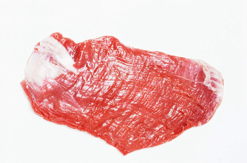 无人,竖图,俯视,室内,特写,白天,白色背景,桌面,桌子,一块,纹路,木制,纹理,肉,牛排,牛肉,肉类,红色,木制品,摄影,影棚,肉食,肌理,彩图,高角度拍摄,影棚拍摄,拍摄