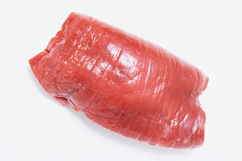 无人,竖图,俯视,室内,特写,白天,白色背景,桌面,桌子,一块,纹路,木制,纹理,肉,牛排,牛肉,肉类,红色,木制品,摄影,影棚,肉食,肌理,彩图,高角度拍摄,影棚拍摄,拍摄