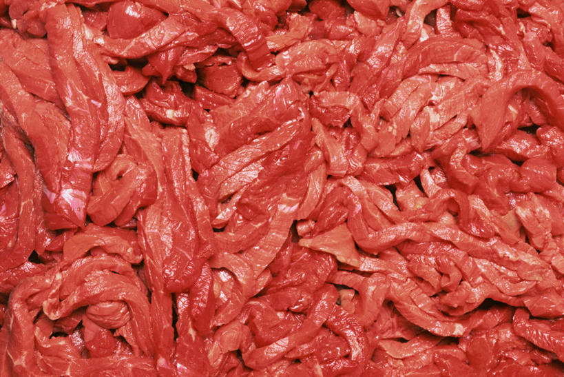 无人,竖图,俯视,室内,特写,白天,桌面,桌子,一堆,许多,堆叠,堆积,条状,纹路,木制,纹理,肉,牛肉,很多,肉类,红色,木制品,摄影,影棚,堆,肉食,肌理,彩图,高角度拍摄,影棚拍摄,拍摄