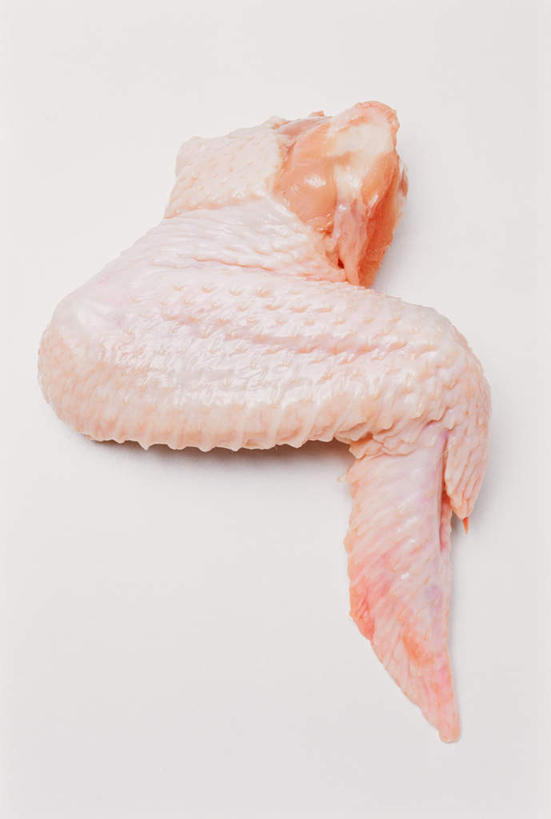 无人,竖图,俯视,室内,特写,白天,白色背景,桌面,桌子,一块,木制,鸡肉,肉,鸡翅,肉类,白色,木制品,摄影,影棚,肉食,彩图,高角度拍摄,影棚拍摄,拍摄