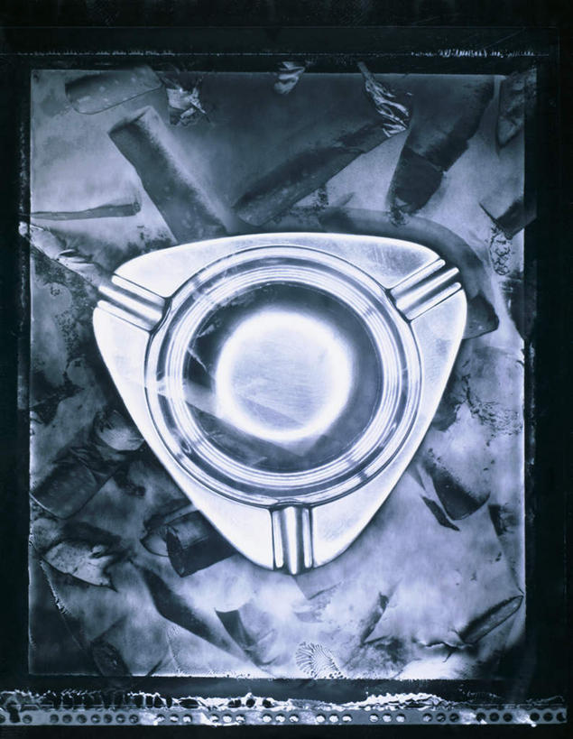 无人,竖图,俯视,室内,特写,白天,桌子,静物,黑色背景,塑料,办公桌,一个,塑料制品,摄影,影棚,单个,烟灰缸,烟蒂,烟碟,烟盅,彩图,高角度拍摄,影棚拍摄,拍摄