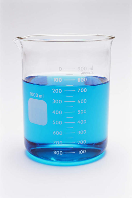 无人,竖图,室内,特写,白天,白色背景,正面,实验,仪器,杯子,研究,透明,分析,化学,测试,烧杯,液体,玻璃制品,一个,蓝色,玻璃瓶,瓶子,器皿,摄影,影棚,单个,计量,玻璃仪器,试验耗材,实验用品,玻璃杯,彩图,影棚拍摄,拍摄