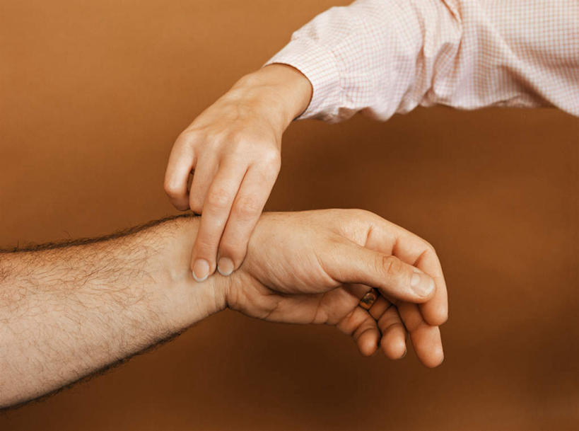 西方人,手,两个人,医生,病人,横图,室内,特写,白天,正面,工作服,制服,欧洲,欧洲人,双手,橙色背景,白色,医护人员,医疗人员,手部,摄影,影棚,白大褂,工作制服,搭脉,男人,男性,中年男性,白种人,大夫,患者,就医者,半身,彩图,影棚拍摄,工作套服,拍摄